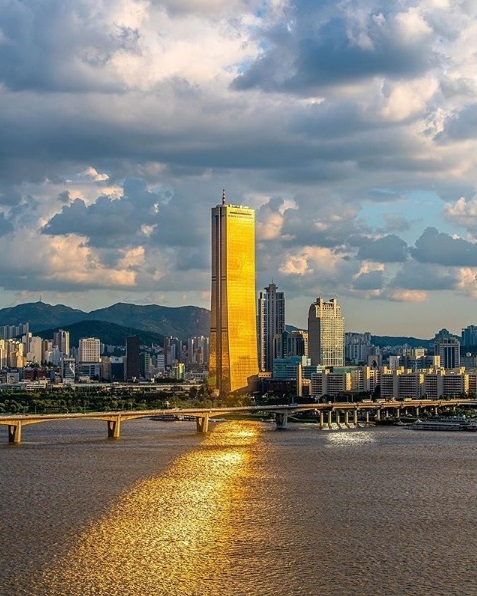 Koreawelle's tweet photo. Das #63Building in Yeouido, Seoul ist bis heute das höchste Gebäude auf der Welt, das komplett vergoldet ist. Der Wolkenkratzer besteht aus 63 Stockwerken und ist 274 Meter hoch. Mit dem Aufzug vom Erdgeschoss bis zur Aussichtsetage dauert es nur 25 Sekunden. 🌃
Bild: @jongmoseo https://t.co/VHrLXyBTUT