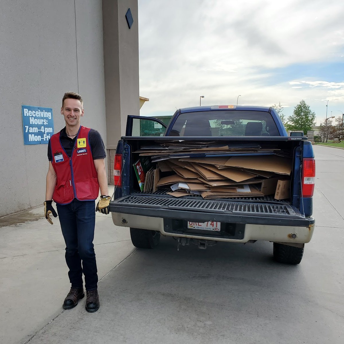 GrowCalgary's tweet photo. Very thankful for @Lowes in Balzac! Their donation of recycled cardboard is essential for building our lasagna beds!
#reducereuserecycle #urbanfarm #thankslowes #balzac https://t.co/4aTtfun6Wo