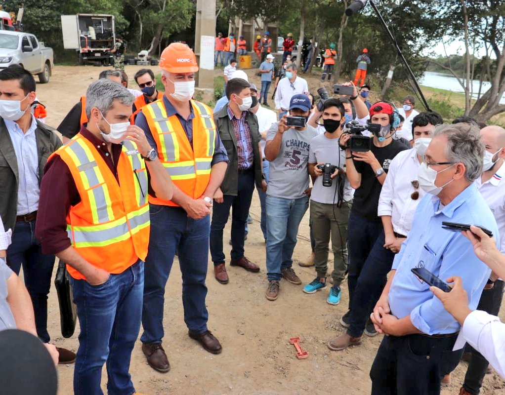 El presidente <a href="/MaritoAbdo/">Marito Abdo</a> y el ministro <a href="/ArnoldoWiens/">ArnoldoWiens</a> verificaron las obras de la Ruta Alberdi – Pilar tramo 2, donde estamos construyendo el puente más largo de #Ñeembucú de 1.175 metros lineales.