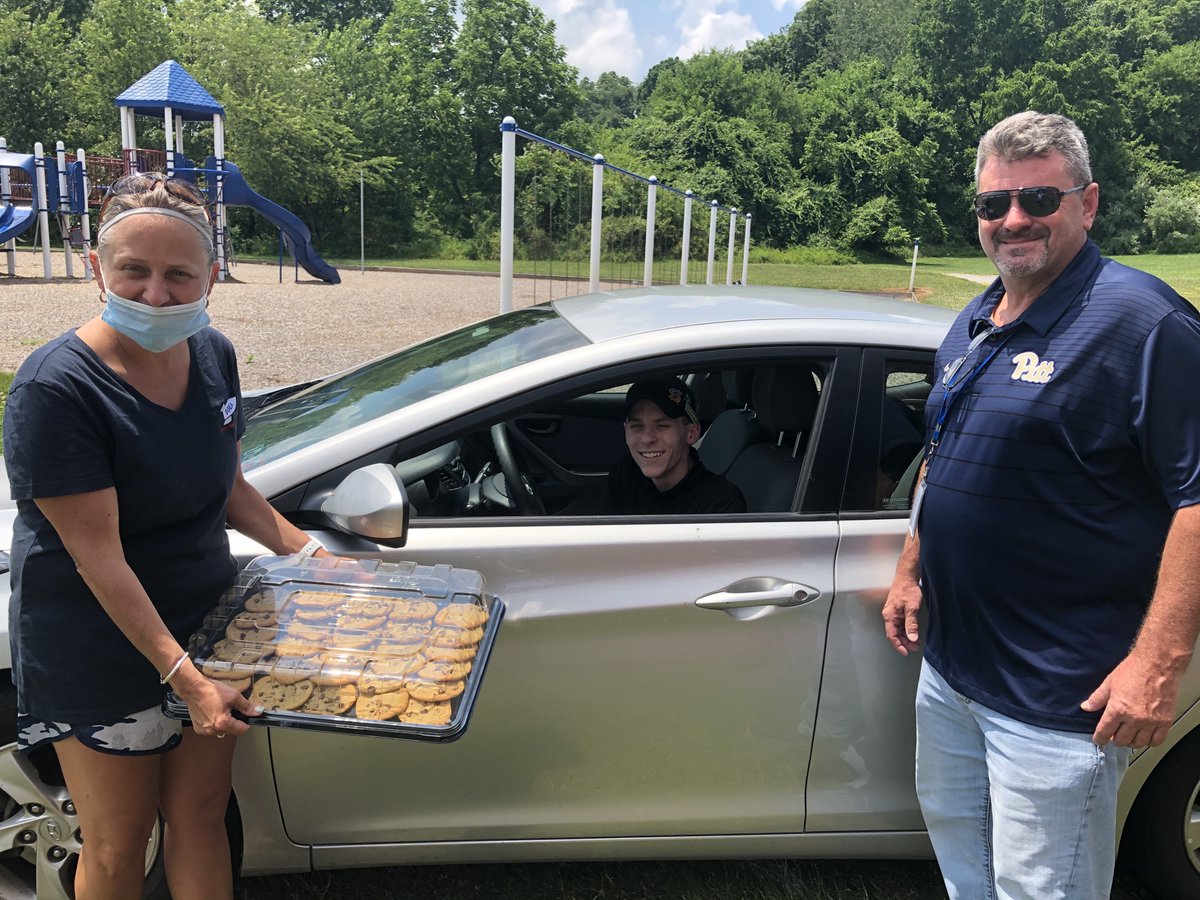SGASD_SGE's tweet photo. 🍪Shout out to Spring Grove Subway team!! Thank you for the delicious treat!! 🍪@SGSchoolNews #sgasd https://t.co/a8jK5apuYW