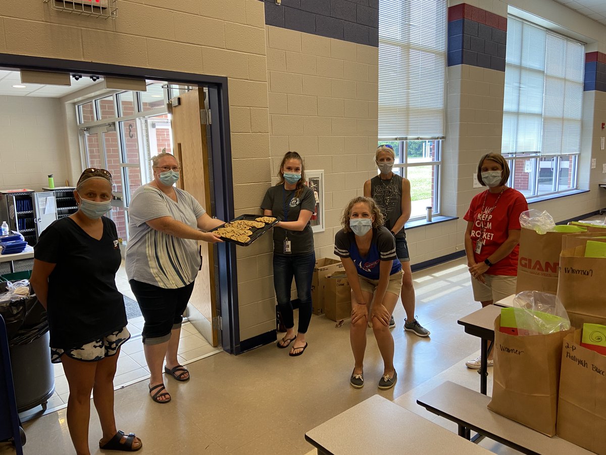 SGASD_SGE's tweet photo. 🍪Shout out to Spring Grove Subway team!! Thank you for the delicious treat!! 🍪@SGSchoolNews #sgasd https://t.co/a8jK5apuYW