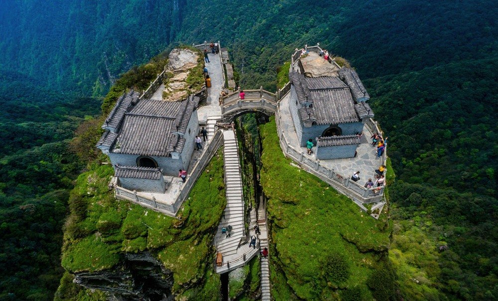 Many Buddhists believe that Fanjingshan is where one can reach spiritual enlightenment.Since the Tang Dynasty (7th - 10 centuries), scores of temples have been built here but only a few survive.