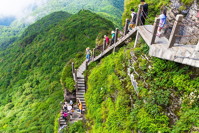 Many Buddhists believe that Fanjingshan is where one can reach spiritual enlightenment.Since the Tang Dynasty (7th - 10 centuries), scores of temples have been built here but only a few survive.