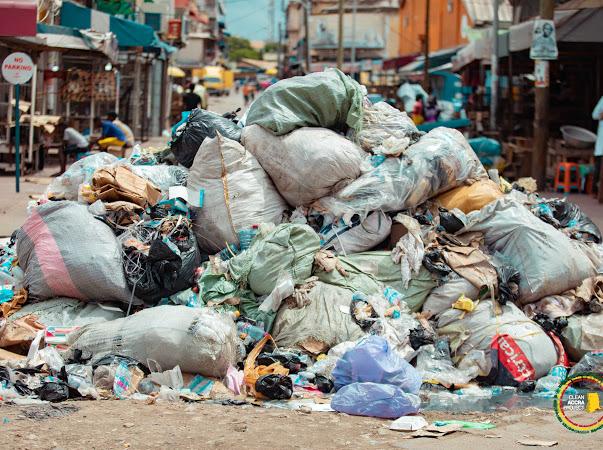 adamsnyamoo's tweet image. This is very bad, this is a place people buy and sell , whiles @AccraMetropolis @ZoomlionLtd and other waste management companies are doing their best to keep the city clean others have decided to add to it, we need to change our attitude 
#CleanAccraProjet
