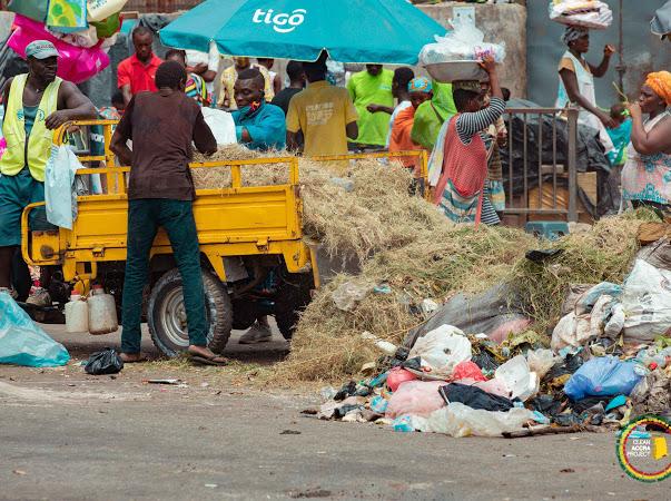 adamsnyamoo's tweet image. This is very bad, this is a place people buy and sell , whiles @AccraMetropolis @ZoomlionLtd and other waste management companies are doing their best to keep the city clean others have decided to add to it, we need to change our attitude 
#CleanAccraProjet