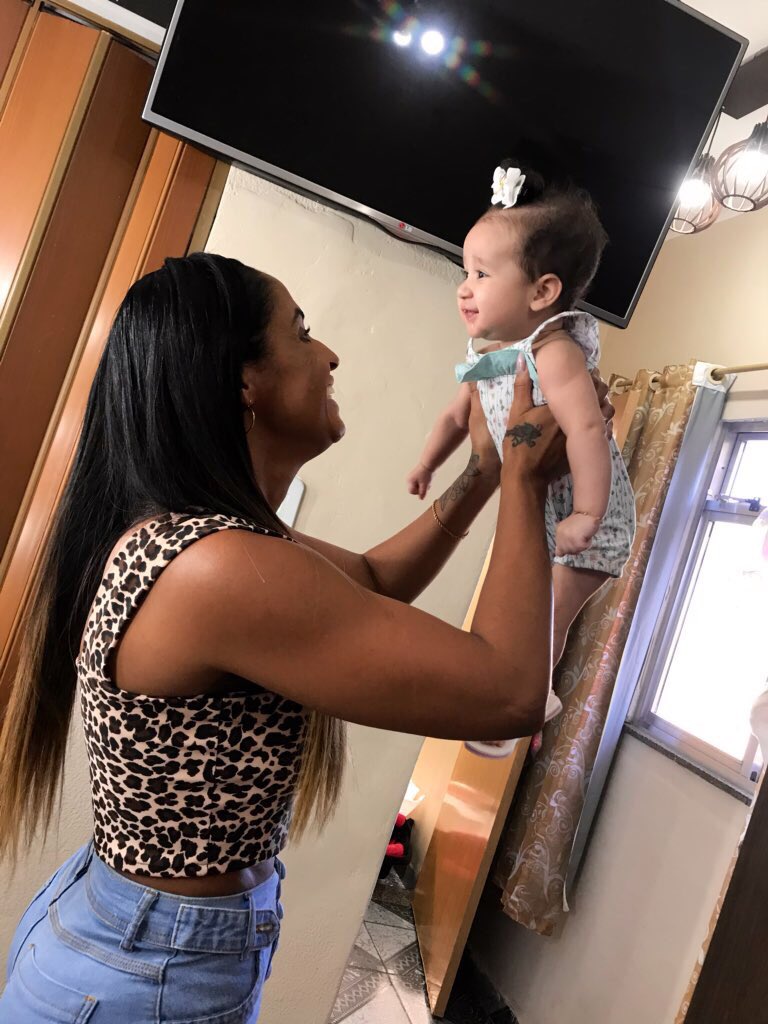 _SiqueiraIngrid's tweet photo. A que falou quando vc engravidar não vou ver parto de ninguém e não vou fica com neto nenhum 🤣a que viu o parto e hoje tá aí babando e mimando a Iasmin 🤣 Iasmin não vive sem essa vovó dela ❤️😍obrigada mãe por tudo q faz pela gente , não sei oq seria de mim sem vcs duas 😍❤️👩‍👩‍👧 https://t.co/TAAe1M5tVE