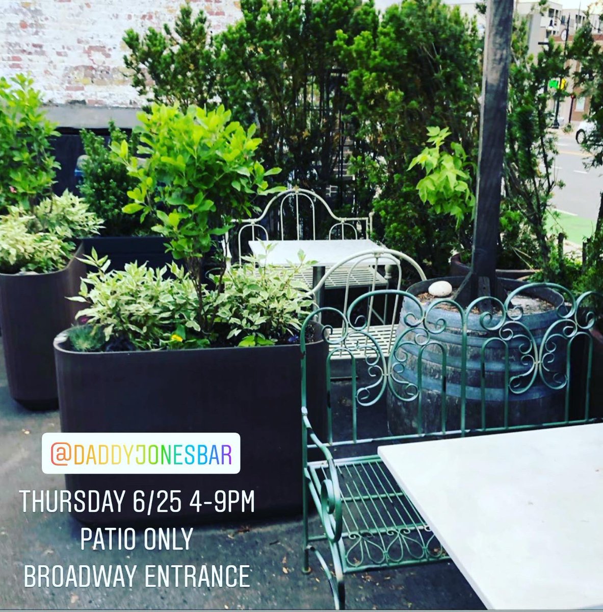 Ward5Online's tweet photo. #MagounSquare #Somerville is slowly reopening for business...

@daddyjonesbar will open on Thursday 6/25 from 4-9pm | Reservations Required 

@oldemagounssaloon will open daily from 4-11pm | No Reservations https://t.co/ZAxr1li57h