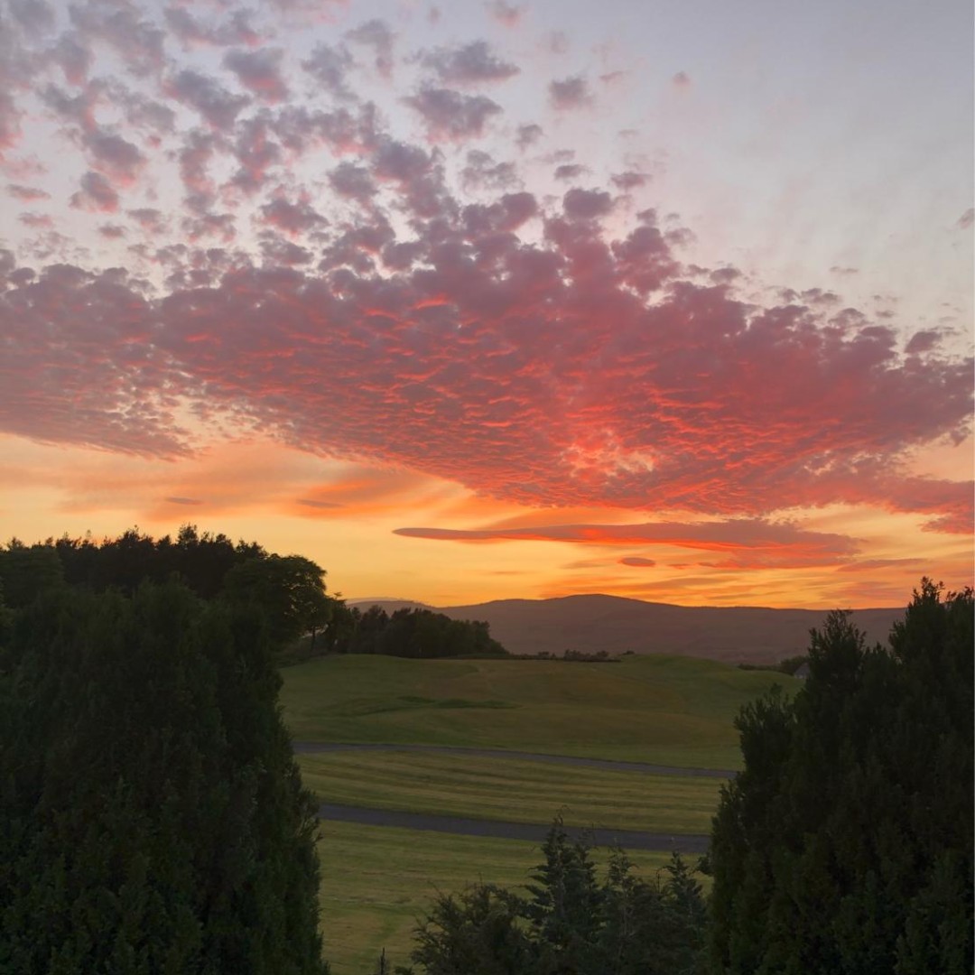 We can't wait to welcome you back and enjoy these views with us! 

#Sunset #GlasgowWesterwood #WeAreHilton #DoubleTreeWesterwood