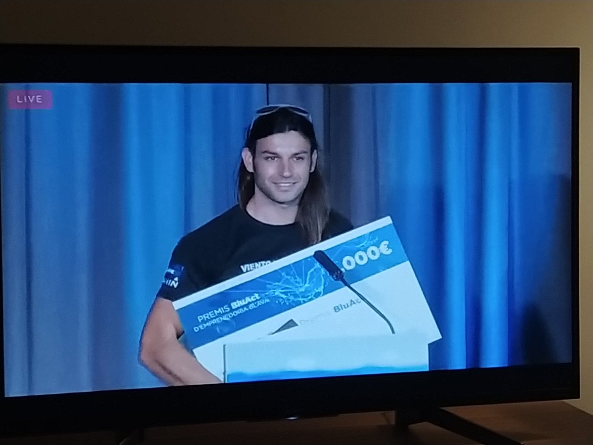 The Mayor of Mataró, awarding the winners of the Premis BluAct Awards!! New ideas for innovation in Blue Economy are born tonight!