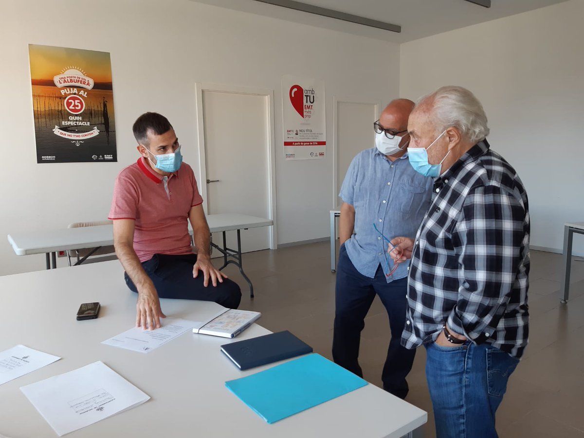 AjuntamentVLC's tweet photo. 🔶 Ens reunim amb l’Associació de Veïns i Veïnes de #Senabre i la de #CreuCoberta per a informar-les dels diferents projectes participatius de #DecidimVLC que hi ha als seus #barris 🤝. https://t.co/dqd86GWY5N