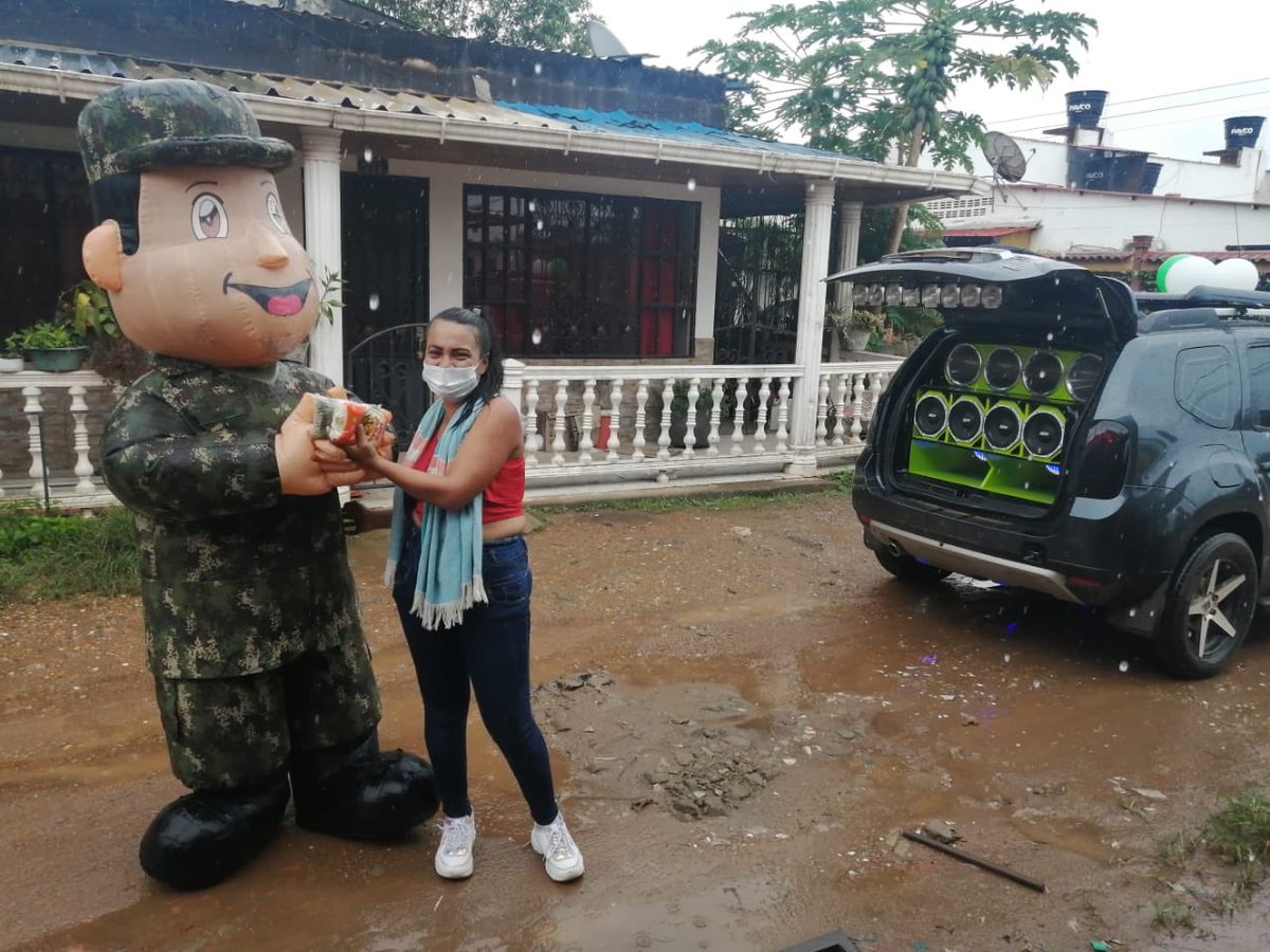 ftc_omega's tweet photo. [DESTACADO] En San José del Guaviare, nuestro Comando Específico del Oriente junto con @Ejercito_Div4  y el #TeamCarAudioGuaviare; realizaron una jornada de entrega de #AyudasHumanitarias a las familias más vulnerables de esta comunidad.
#CEO 
#BATOT7
#BIPAR19 https://t.co/zMzlcJdQKS