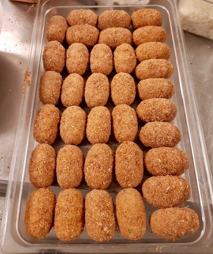 LievitoSanta's tweet photo. Siamo famosi per la pizza, ma siamo anche conosciuti per i nostri straordinari supplì e per la loro incredibile e croccantissima panatura 🍖

Guarda il menù su
https://t.co/kVVYIVUukT 🛵

#lievito #santamarinella #pizza #suppli #callegari ❤️ https://t.co/539ePFvpO3