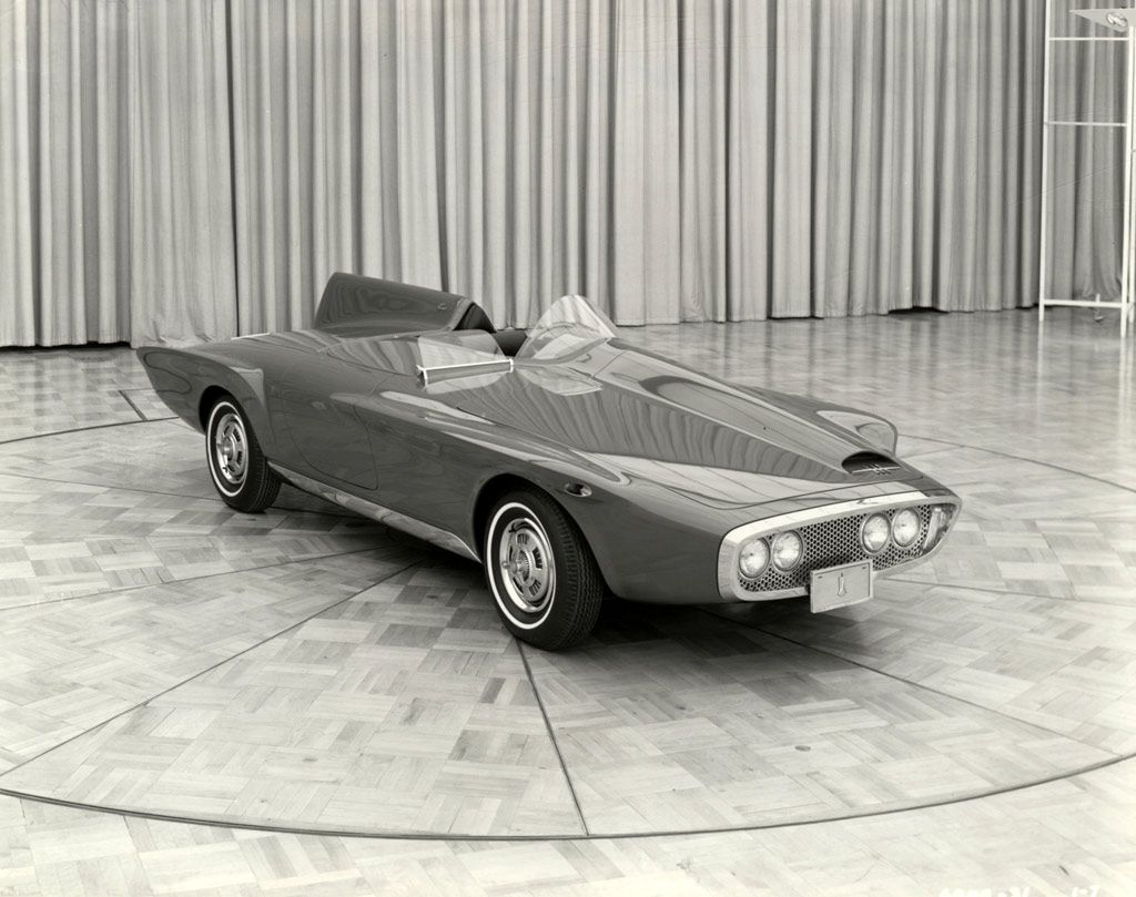 George Barris predicted that asymmetrical styling would be the big design news in 1962! Let's take a look at this trend. Where did it come from? Click here to find out how the Plymouth XNR fits into the timeline of asymmetrically designed cars: bit.ly/3eTIYi0