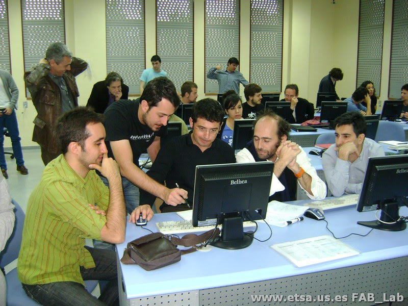 fablabsevilla's tweet image. Estamos remodelando la web. Y, para ello, hay que revisar muchísimas imágenes. En ésta de 2009 se reúne unos talentos excepcionales de la ETSA de la @unisevilla. 
Momentos fablab.