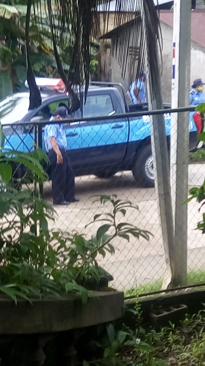 cenidh's tweet photo. 📢URGENTE📢
CONDENAMOS HOSTIGAMIENTOS 22/6/20 en contra de integrantes del Movimiento Costeño Autoconvocado en #Bluefields. Policías se apostaron frente a viviendas de George Henríquez, Nora Newball y Dolene Miller. También, frente a la casa del periodista Carlos Eddy Monterrey. https://t.co/jN53dQ9jsy