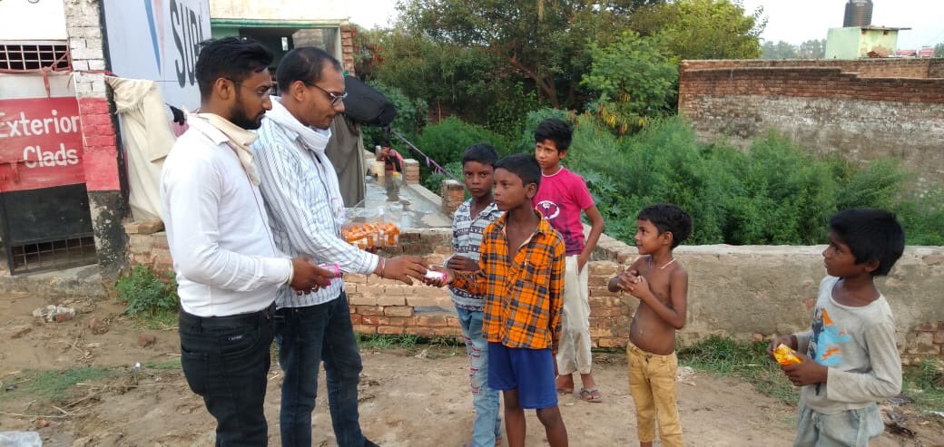 samaj_vaish's tweet photo. वैश्य समाज के अध्यक्ष @ashokbuwaniwala जी का जन्मदिवस पूरे हर्षोल्लास के साथ अंबाला छावनी के झुग्गी मोहल्ला मे छात्र विंग द्वारा बिस्कुट बांटकर सेवा दिवस के रूप मे मनाया गया। इस मौके पर #AVSSO अम्बाला जिलाध्यक्ष कुश अग्रवाल व अंबाला छावनी विधानसभा अध्यक्ष व अन्य साथी उपस्थित रहे https://t.co/6mcD7nkD4G