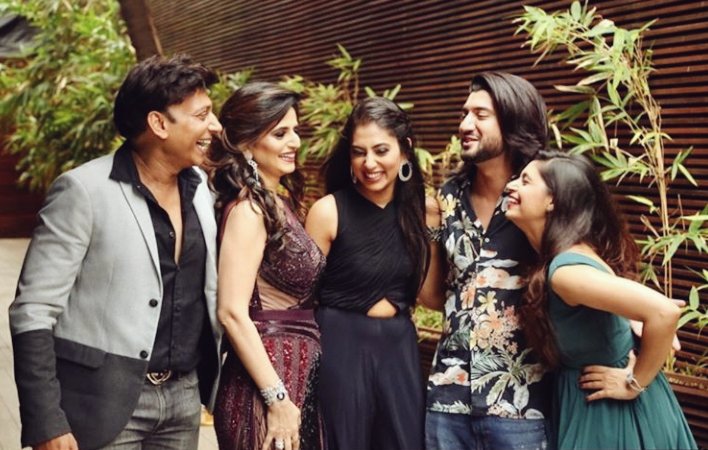 kunalian_kj's tweet photo. Me myself don't know how much I adore them. Sucha cute fam. These people are lovee ๐โค
#KunalJaisingh #BharatiKumar #Ashmika #BharNal #Family #Kunalian https://t.co/cNwIIK4Xrx