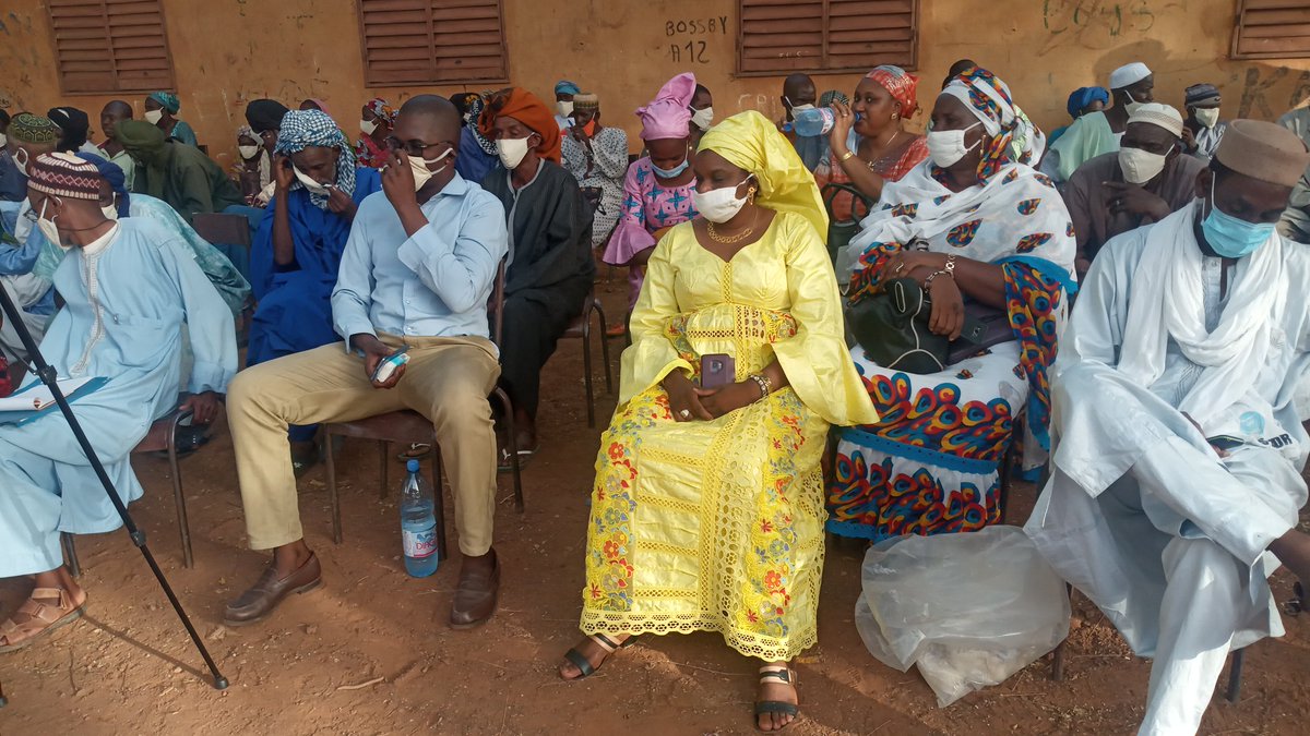 BzBoubar's tweet photo. Cérémonie de remise des vivres aux déplacés par Mme Assamaou Barry, marraine du mandat CRJ/Mopti. J'ai profité la même occasion pour distribuer des masques lavables à la foule à Sevaré ce jour 22/06/2020
#StopCOVID19ml
#Je_porte_un_masque
#EqualAccessMali 
#USAIDMALI https://t.co/0XPxVVN7Ig