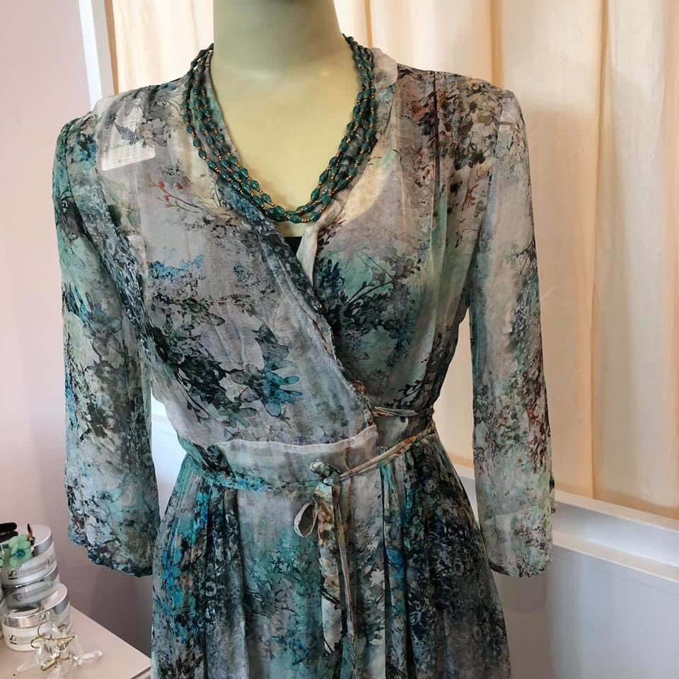 Pretty winter look with AfriBeads! Each bead is handcrafted by an artisan in Uganda. Paper is cut into triangles, then rolled into a bead. These are strung on wire and lacquered 3 times. Finally created into a unique piece. So much work for each bead

#fairtrade #handmade #uganda