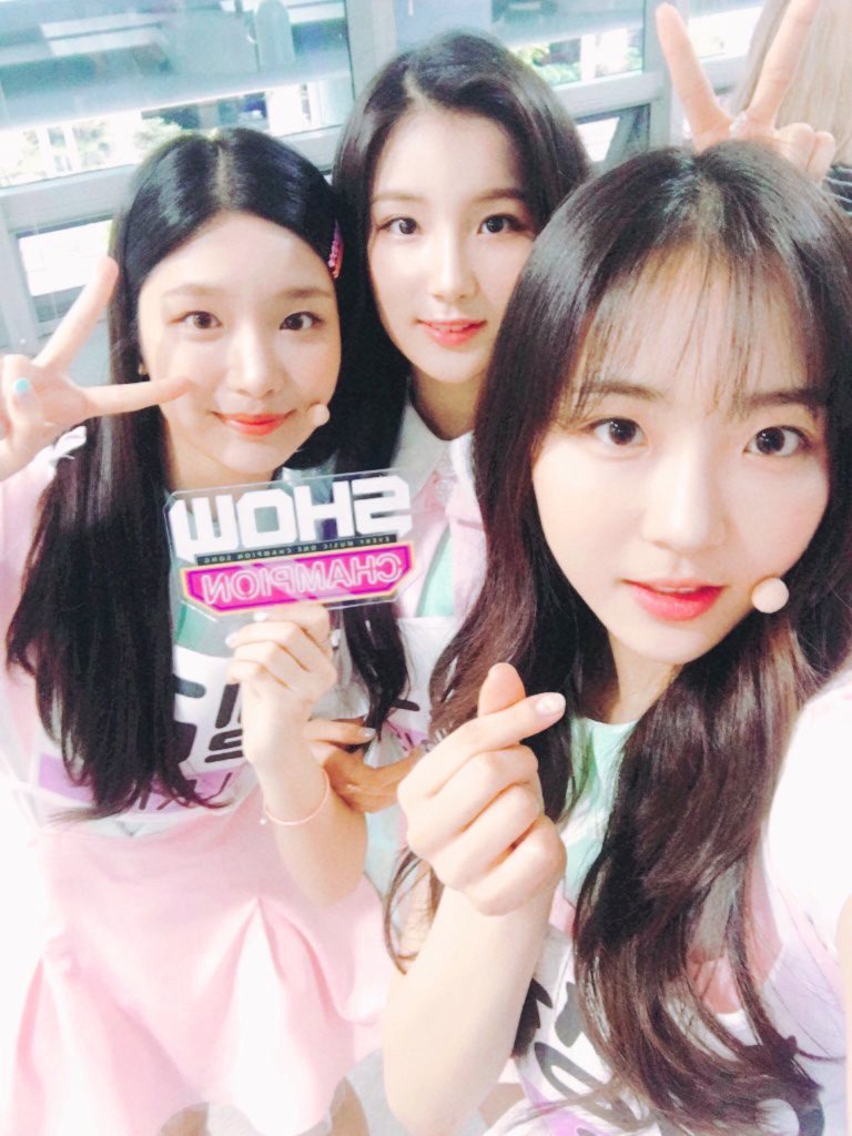 ELRIStw's tweet photo. ･ﾟ🌈☆ #ONEUS_CB + #TWILIGHTUS.

Giseul, Yeori y Hannia se encuentran muy emocionadas por acompañar a los reyes de ONEUS en su regreso al escenario. Son muy fans del grupo y de parte de todas les deseamos lo mejor. ¡Fighting! 🧚🏻‍♀️ https://t.co/j5MgV7paXP