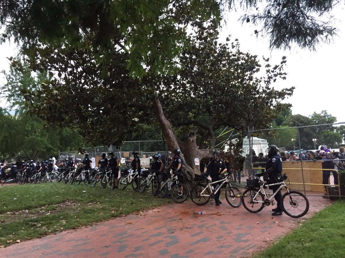 Big group of Park Police clashing with protesters. MPD here too.