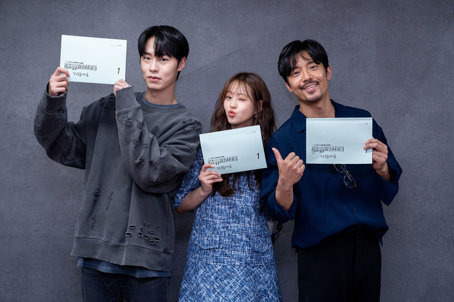 NetizenDrama's tweet photo. ITS HERE!!! ITS FINALLY HERE!!!! OMG!!!!!

#DoDoSolSolLaLaSol first script reading: #GoAra #LeeJaeWook #KimJooHun

The drama is set to air in August. https://t.co/VHXz04vI0H