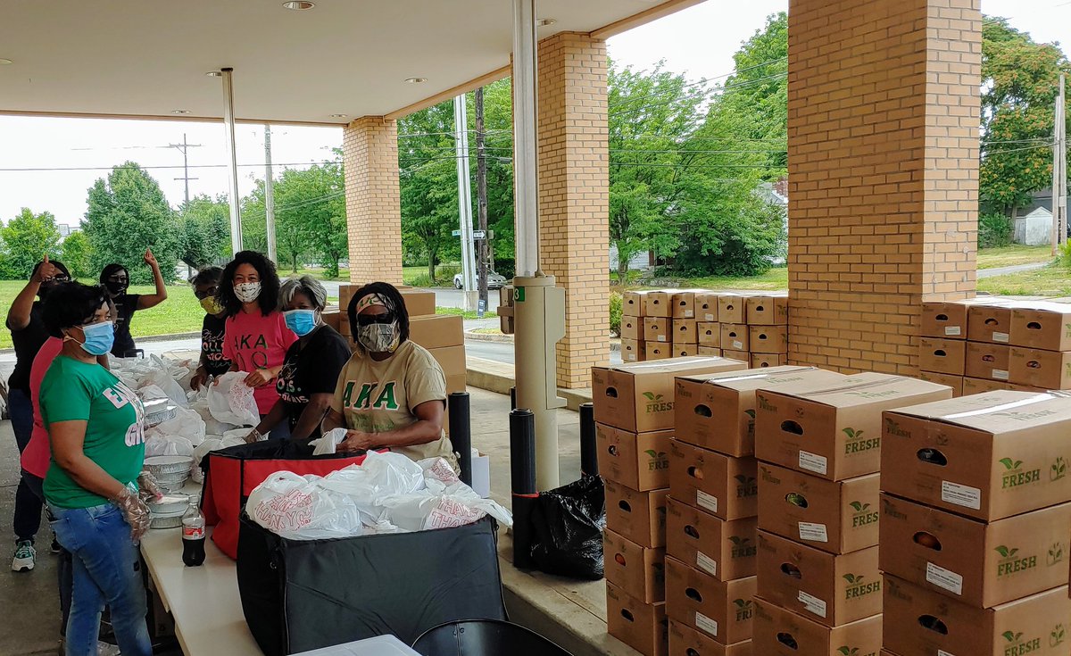 chefedwardlee's tweet photo. We have over 7000 Pounds of free groceries to give away today in the West End. Over 200 meals. Unlimited hope. @InitiativeLee @eventsbypamela 
@onewestlou 
#CaliforniaCommunityCenter
#TroubleBar
#childrenshouldnthunger
@ChangeTMW https://t.co/4oxRuqjyXp