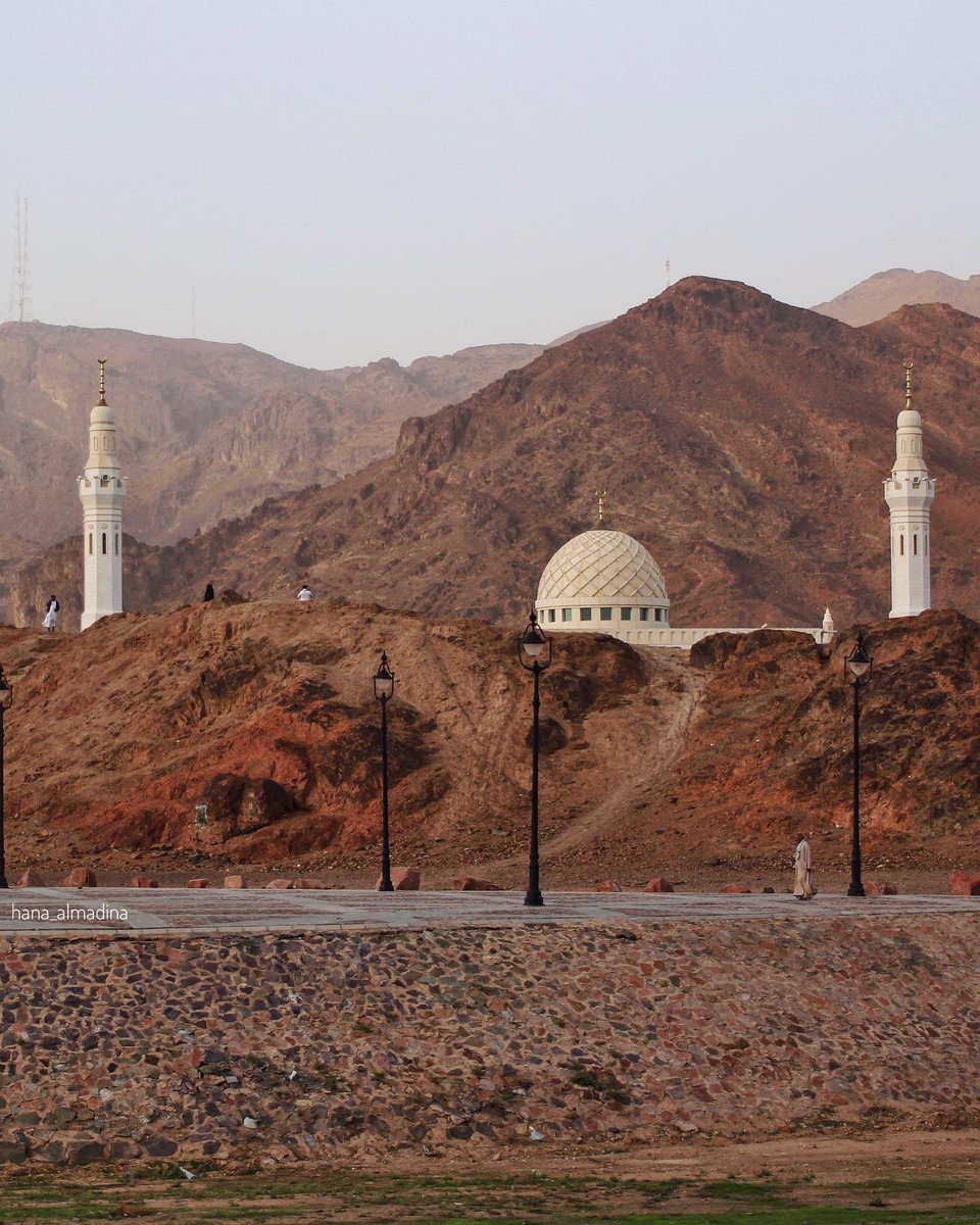 hana_almadina's tweet photo. عندما تتجول في طرقات #المدينة_المنورة تستشعر أن قدمي نبينا وحبيبنا محمد صلى الله عليه وسلم وطأت هذه الأماكن  
- هُنا أبرز المواقع في التاريخ الإسلامي ..
 اختبر معلوماتك بالسيرة النبوية وشاركنا ماذا تعرف عن هذا المكان !؟ https://t.co/eMd4MeBZiA
