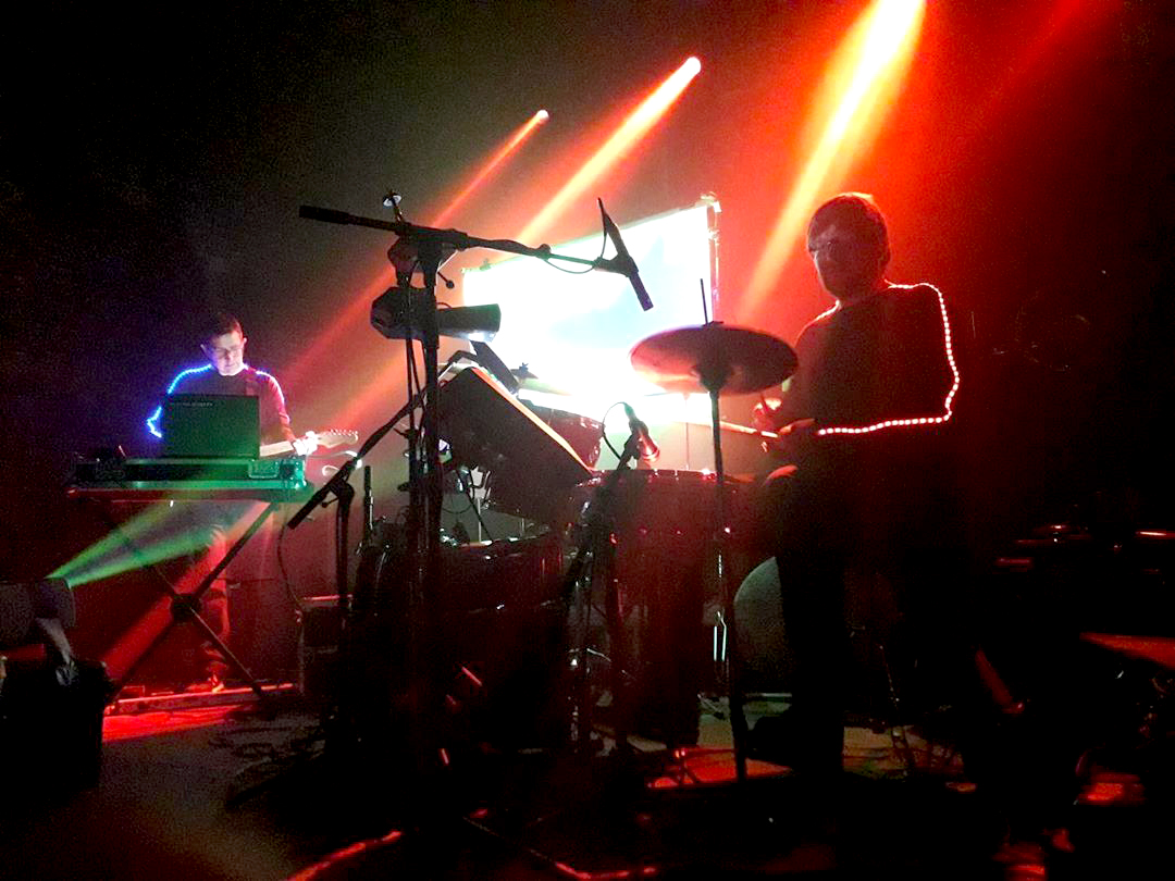 WarmDigits's tweet photo. And we're done!  Thank you to everyone who took part tonight.  Knowing you are there keeps us going!  Cannot wait to see your faces when gigs are possible again. #TimsTwitterListeningParty https://t.co/rrxB973suL