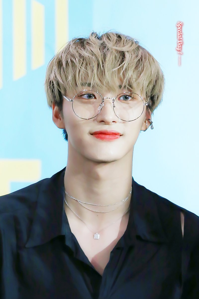 🍑 | 190720 용산 팬사인회

우산을 씌워줄 힘이 없을 땐 비를 함께 맞을게요.

#에이티즈  #박성화 #성화 #마이성화니
#ATEEZ  #SEONGHWA <a href="/ATEEZofficial/">ATEEZ(에이티즈)</a>