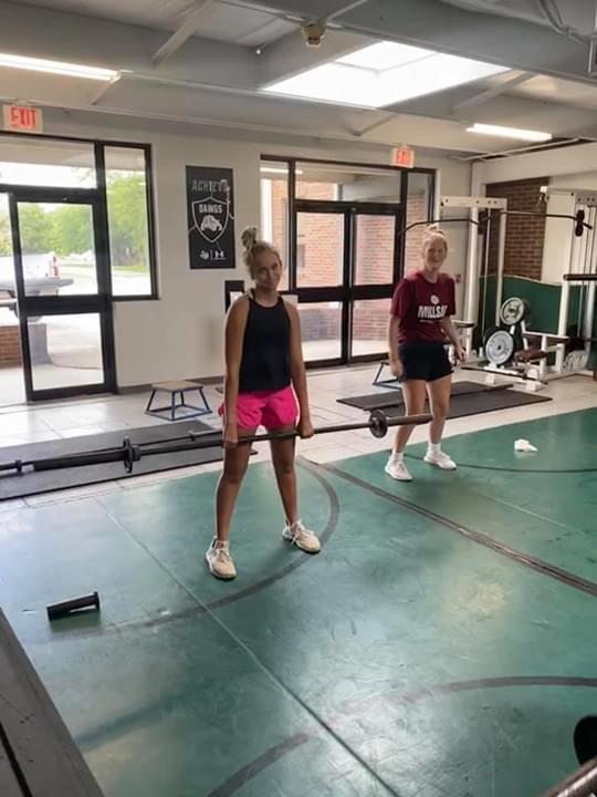 The rain didn’t stop these Lady Bulldogs from working hard at The EDGE this morning! 
#BeRelentless
#cantstopwontstop
