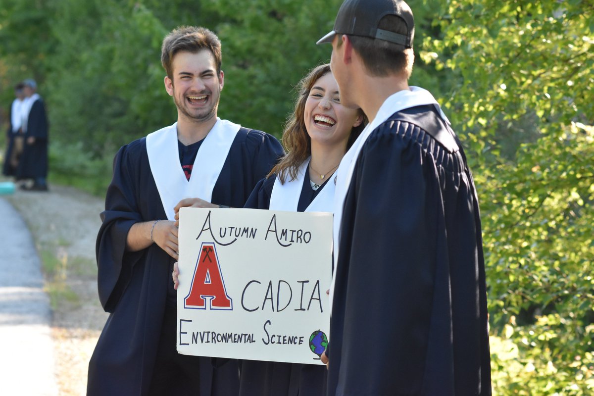 TinaComeaunews's tweet photo. I've covered a lot of high school graduations in my 30 years as a community journalist. Happy to see people coming together to still make memorable moments for the grads, as the parents of Ecole Par-en-Bas did.
@SaltWireNetwork  Read the story: https://t.co/xd03pUn5Xk https://t.co/MpjQXWUKtc