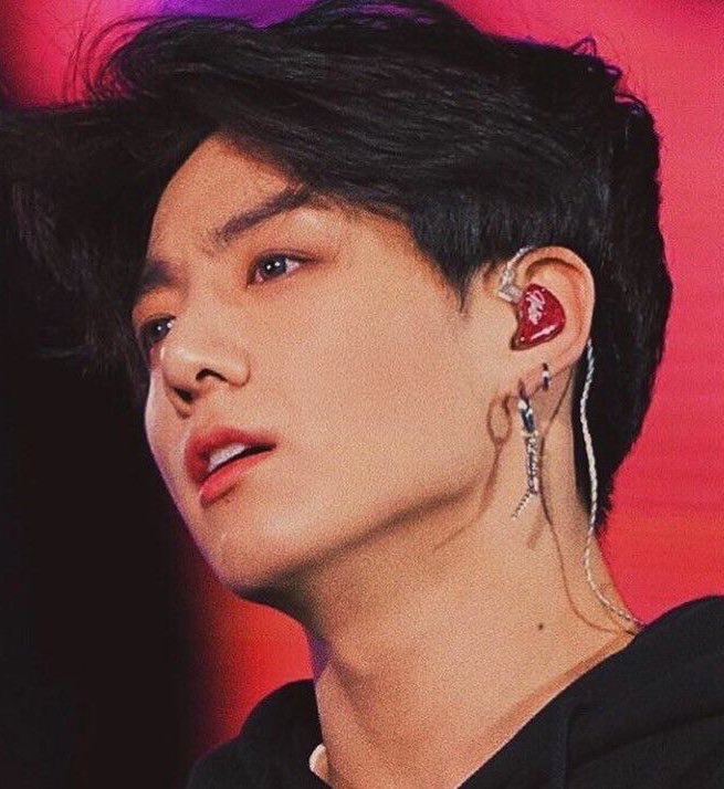 _kittycatmeow's tweet photo. jungkook made you stop scrolling huh https://t.co/hLINzHOQdl