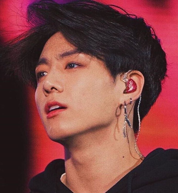 _kittycatmeow's tweet photo. jungkook made you stop scrolling huh https://t.co/hLINzHOQdl
