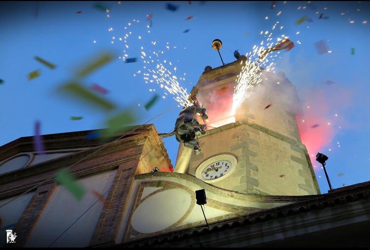 Mansuetsdefoc's tweet image. Al cam­pa­nar de VdM hi van créixer unes her­bes i no sabien com treure-les👉🏽Els vilas­sa­rencs van pen­sar que un ase se les podia men­jar👉🏽el van fer pujar amb una corda lli­gada al coll i l'ani­mal es va esca­nyar👉🏽D'aquí prové que als vilas­sa­rencs ens ano­menin pen­ja­ses