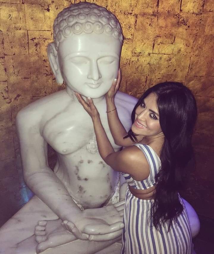 hira249's tweet photo. #foundationroomlasvegas 
@realDonaldTrump
@IndianEmbassyUS 
@YJAtweets
@YoungJains
@DrSJaishankar

FoundationRoom hotel @ Las Vegas  have installed idol of Jain community God as show piece on enterence. Guests r treating show piece. 
These obscenes are severely hurting religious https://t.co/bExUnUmbjv