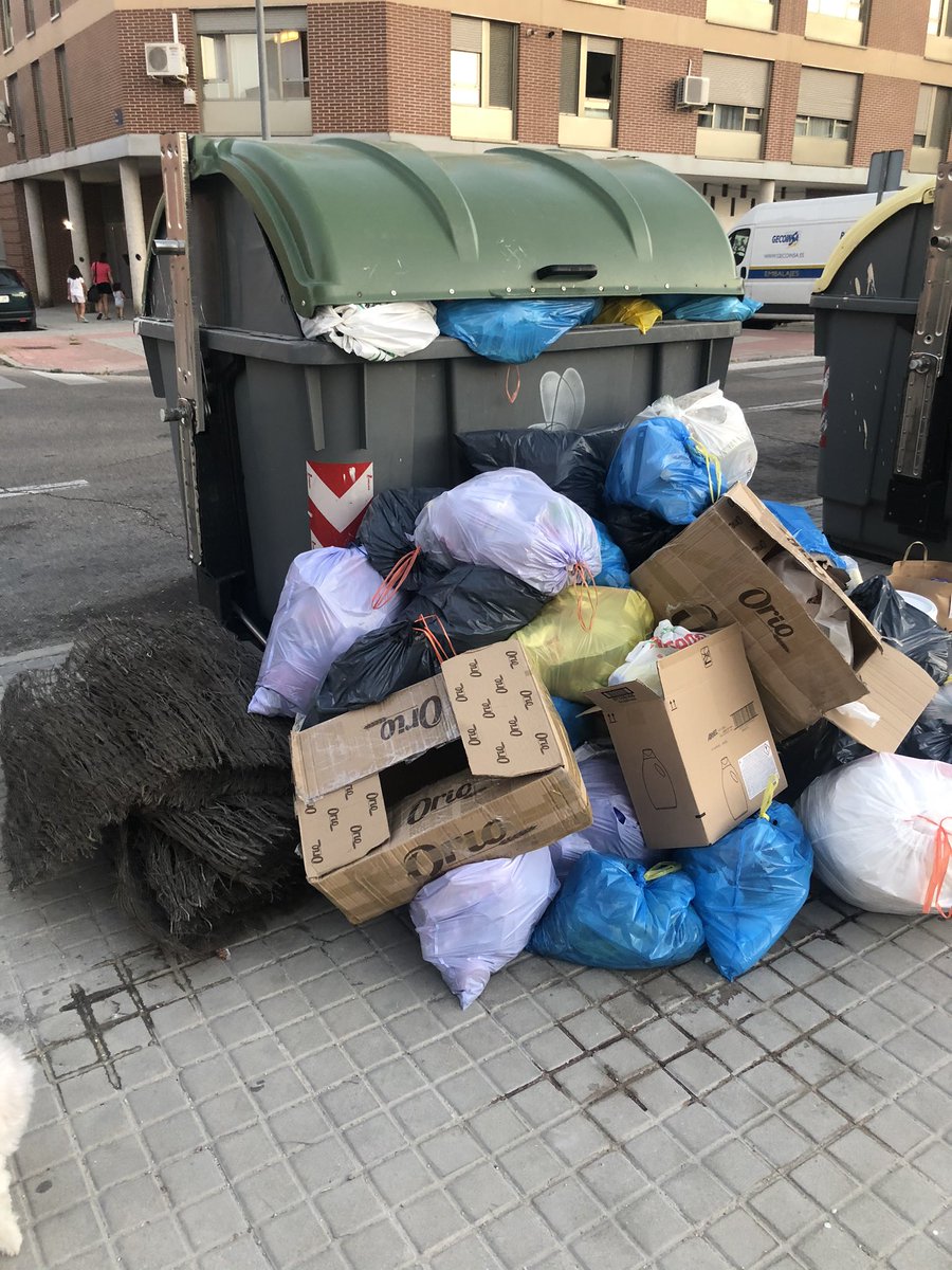 Una vergüenza ..... mal olor , suciedad , bichos 🐛 <a href="/Ayto_Valdemoro/">Ayto de Valdemoro</a> ... 😷😷😷😷