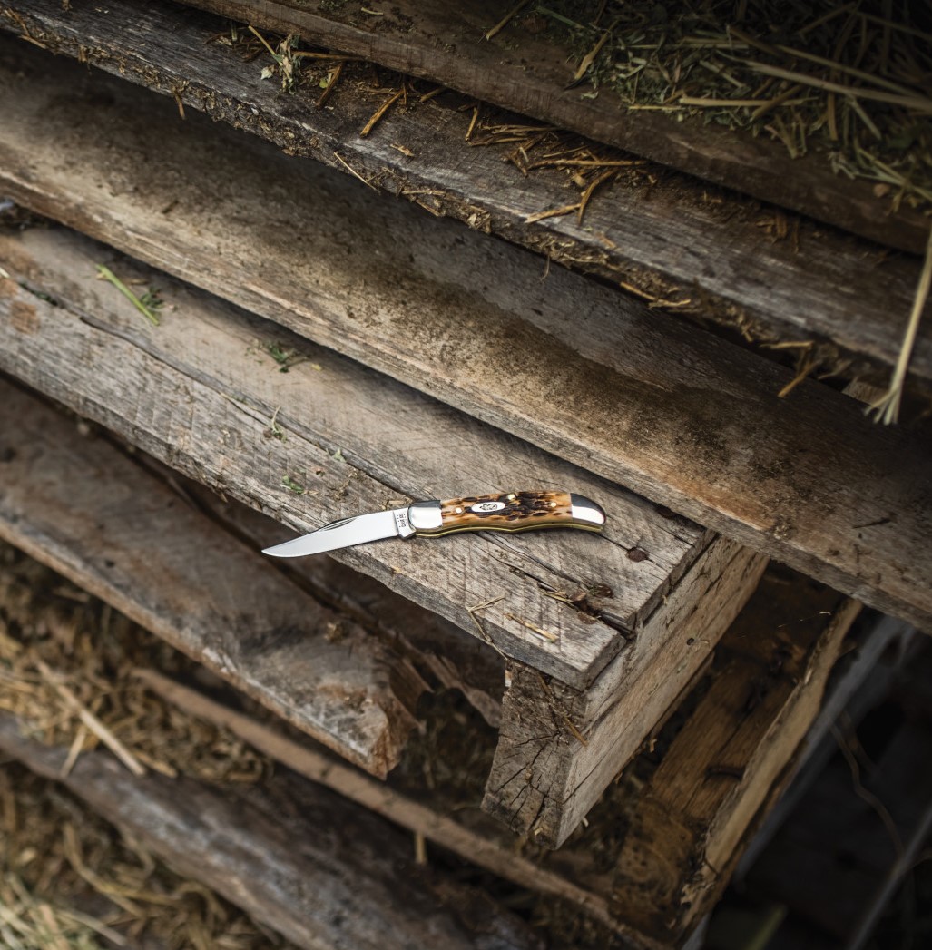 The Pocket Hunter has been a favorite throughout 2020 with Clip and Skinner blades and a wide variety of unique handle choices. Get yours before the return to the Case vault! 👉 fal.cn/38LaC