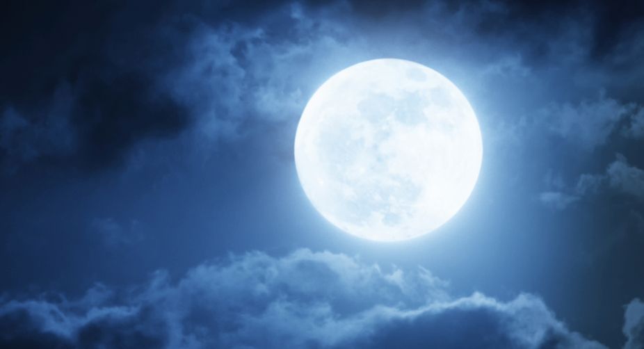 stars_inthe's tweet image. #cancermoon Feelings are: Nourishing. Containing. Receptive. Motherly. Shy.

Occasionally: Over-sensitive. Moody. Touchy. Self-pitying. Apprehensive.
#spaceclouds #ghostlymoon