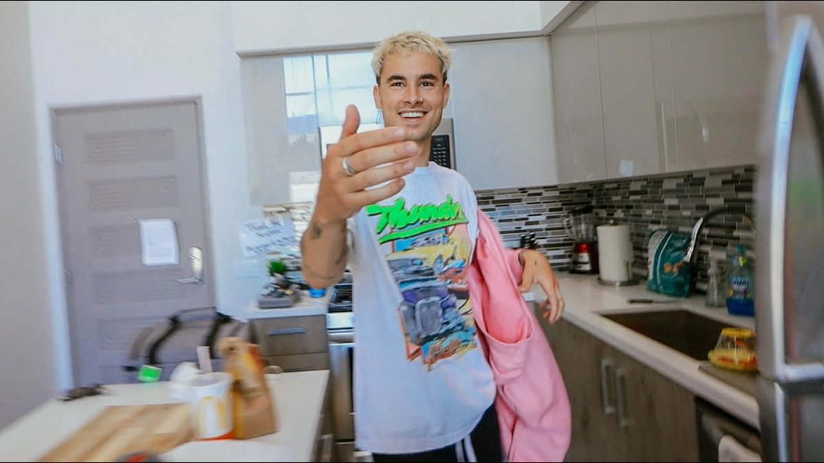ItsBobbyMares's tweet photo. FOLLOW SPREE!! 🥳 Following/DM’ing people who RT this!

NEW VID IS UP! Like &amp; subscribe! ◟̽◞̽

I SHOULD NOT HAVE LET HIM IN!!
https://t.co/NDmurRg4GC https://t.co/4z1y58Q2Aa