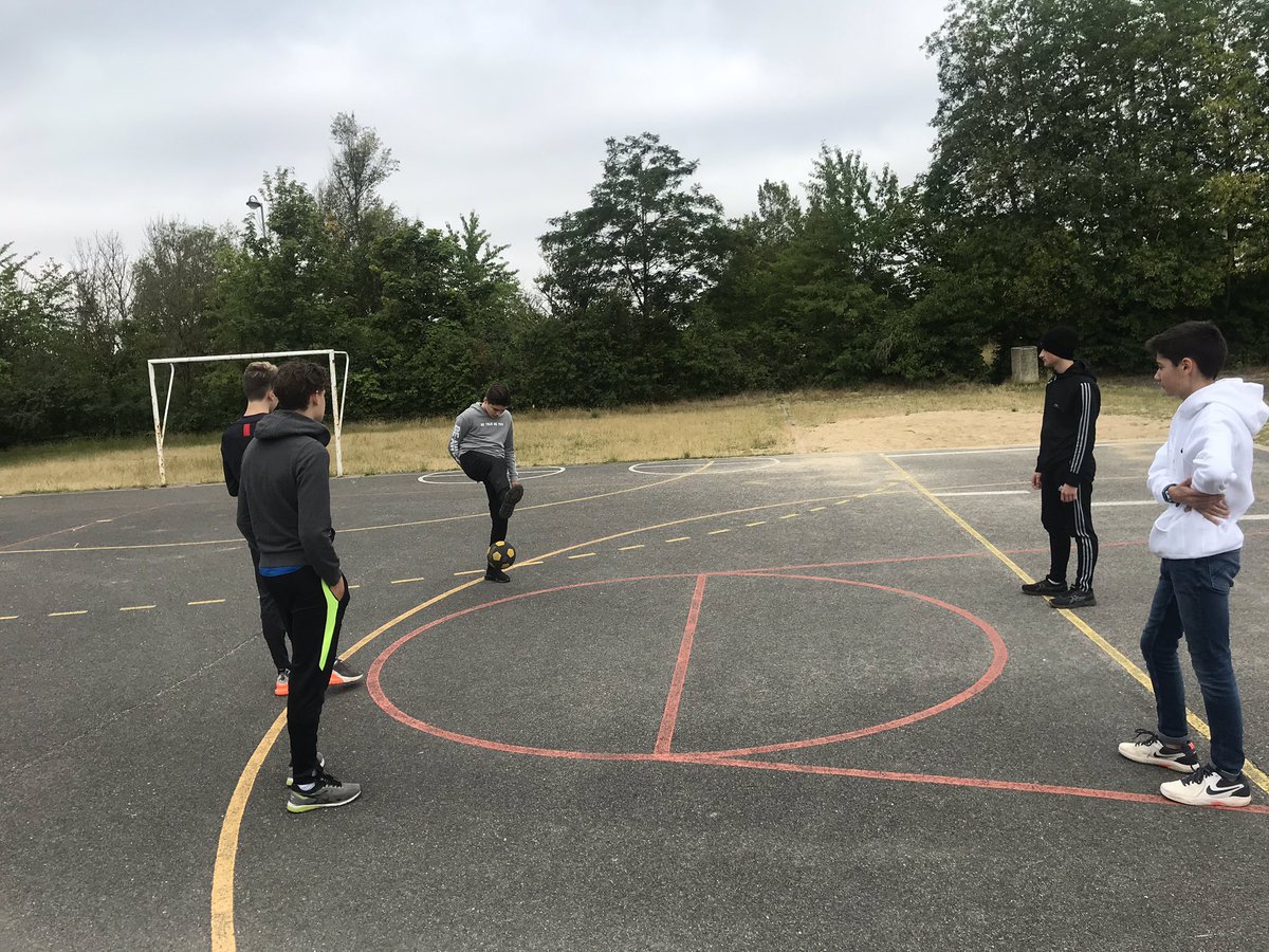 JeanBourges's tweet photo. C’est parti pour la semaine de l’olympisme #journeeolympique #defi2024 au collège ce matin nos 3 eme ont ouvert le bal avec 4 défis réalisés 2024 pompes, 2024 corde à sauter , 2024 jonglages avec ballon de football et 2024m en relais #unss #defi2024m https://t.co/o1NaIb6JhG