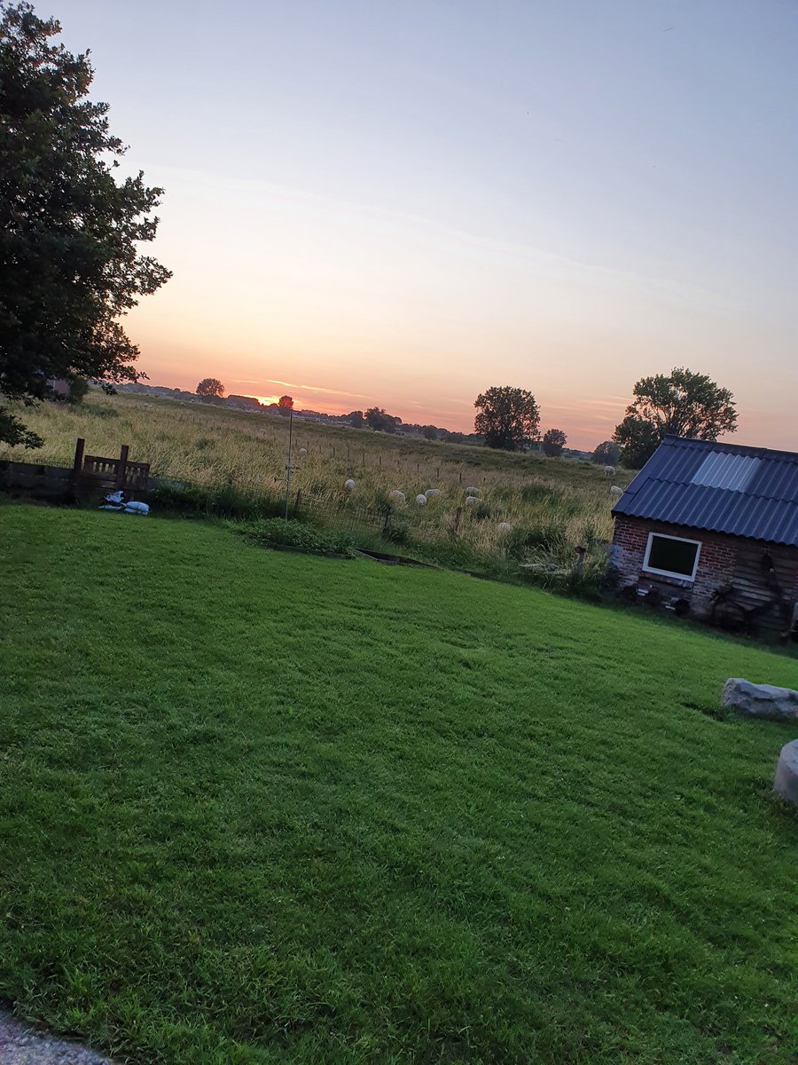 lisssl's tweet photo. Mijn week in foto's 6/7 uitgedaagd door @TDJ85 een prachtige zonsondergang ondergang vanuit onze tuin https://t.co/qpyQkqiaAs