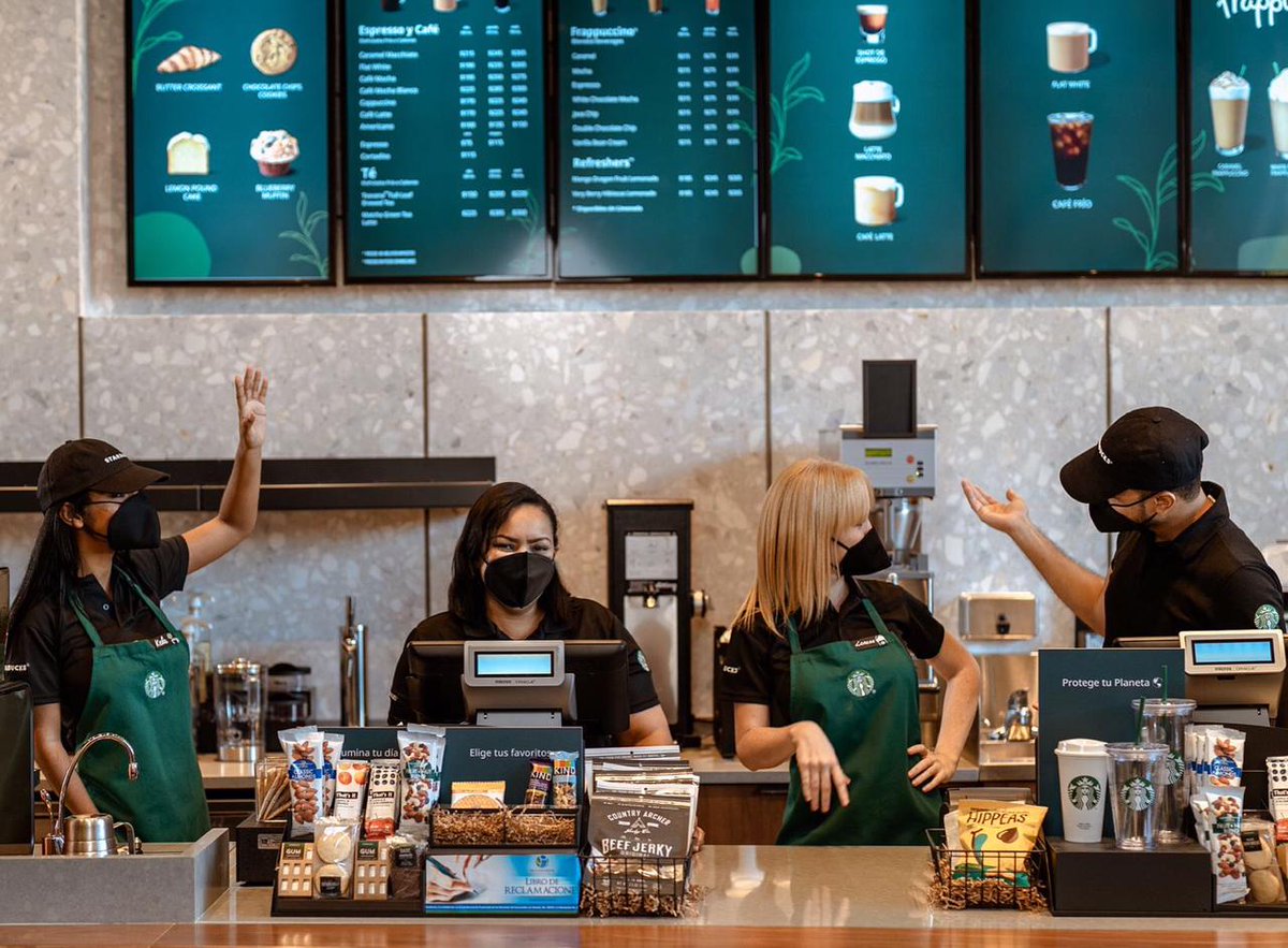 ¿Ya conoces a nuestros partners?👆🏼 Zaúl, Kelainy, Fernanda y Lorena son parte del equipo que inauguró la tienda en el país, entrenando durante meses para poder ofrecer la inigualable experiencia Starbucks. ☕ ¡Conoce su historia!
historias.starbucks.com/es/stories/202…