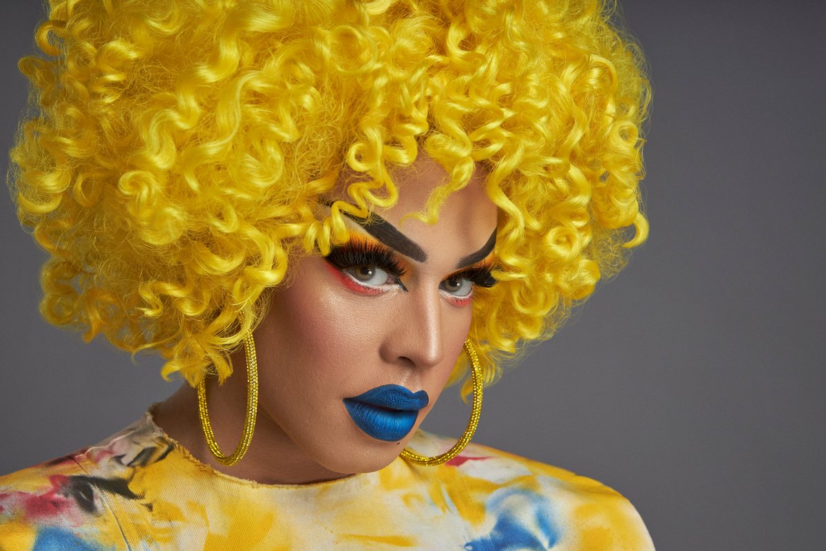 NetflixBrasil's tweet photo. Nasce Uma Rainha chega só em novembro, mas eu já amo! Um reality brasileiro com aspirantes a drag queens e kings perfeites, aprendendo a se transformarem em suas melhores versões. E com @gloriagroove e @AlexiaTwister apresentando essa lindeza! (📷: Vanessa Bumbeers) https://t.co/wH0XgfnQe1