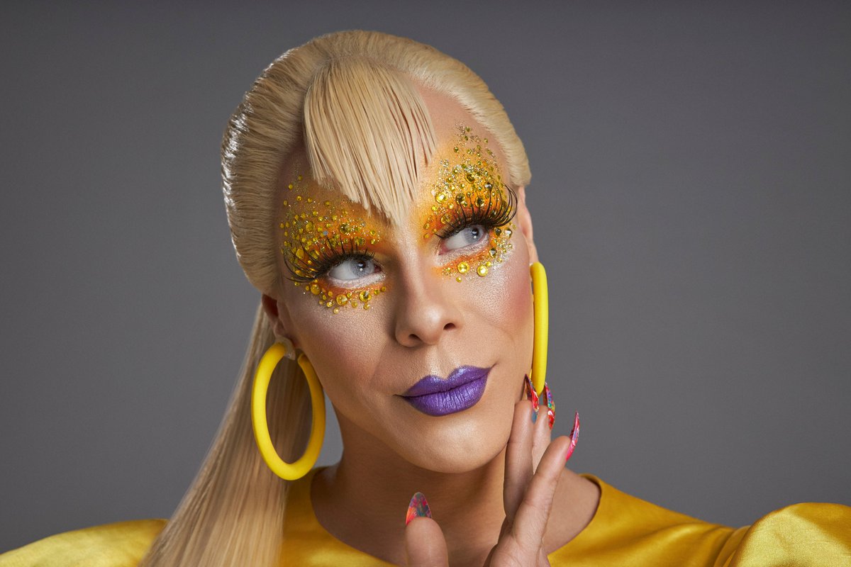 NetflixBrasil's tweet photo. Nasce Uma Rainha chega só em novembro, mas eu já amo! Um reality brasileiro com aspirantes a drag queens e kings perfeites, aprendendo a se transformarem em suas melhores versões. E com @gloriagroove e @AlexiaTwister apresentando essa lindeza! (📷: Vanessa Bumbeers) https://t.co/wH0XgfnQe1