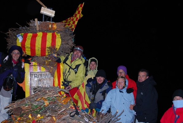 Espluga_Viva's tweet photo. Enguany tot això no serà possible. Només dues persones pujaran al cim i la baixaran a Coll d'Ares on els diferents equips la recolliran i escamparan com sempre. L'any vinent hi tornarem #SantJoan2020 #EsplugaViva https://t.co/eSwRLHz9ZW