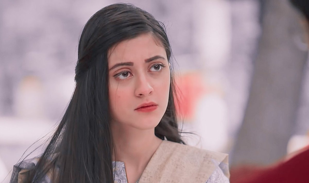 "Meri divorce hogyi hai Asfi""Acha. I'm sorry""Poochoge nhi kyun hui divorce?""Itni takleef de cheez ki details jaan kar kya karunga?" Tuk kya bnti thi btane ki? Khushfehmiyan check krne wali thi faryal meesni ki  #YakeenKaSafar