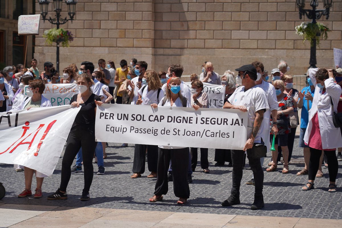 nou_cap's tweet photo. Aquest migdia ens hem concentrat per exigir una #AtencióPrimària dotada de planificació, espais i recursos dignes!
Per no repetir situacions com les de @CAPGoticNouJa, @NordRaval o @nou_cap
Ni tots els que previsiblement acabaran igual!
#CAPsDignes
#ConfluènciaPrimària https://t.co/aG07REY3uF