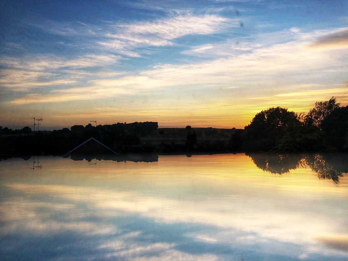 Abis_snaps's tweet photo. Wonderful hr partaking in #gardenshour..Manged to catch the sunset in between #tweets. Thrilled my skies are coming back colourful 😍 @CloudAppSoc #ThePhotoHour #lenslive #stormhour #harmony #MondayWisdom #NaturePhotographyDay #nature #clouds #skies #skyporn #sunset #MondayMood https://t.co/uwfUe0fh1W