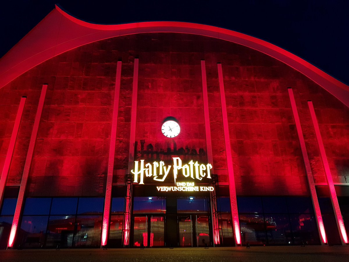 Mit der roten Fassade beteiligen wir uns an der #NightofLight, um auf die Krise der Veranstaltungswirtschaft aufmerksam zu machen! <a href="/HPTheaterDE/">Cursed Child DE</a> #harrypottertheaterDE